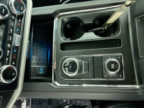 Used 2024 Ford Expedition XLT AWD/4WD image 22