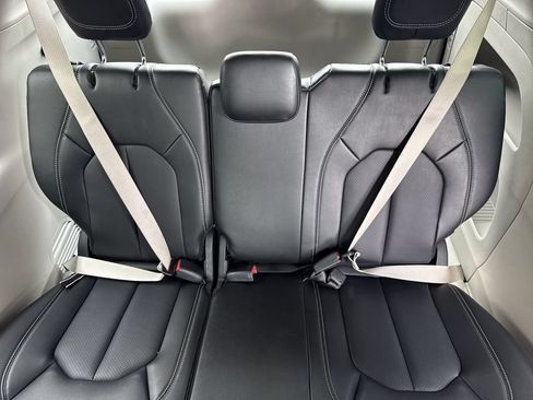 Used 2024 Chrysler Pacifica Touring-L FWD image 21