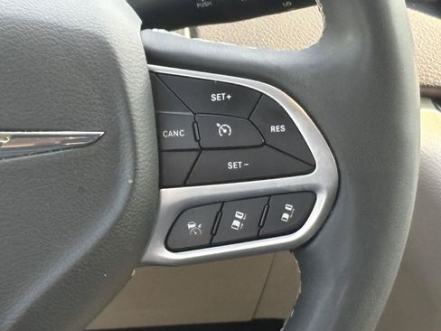 Used 2023 Chrysler Pacifica Touring-L FWD image 12