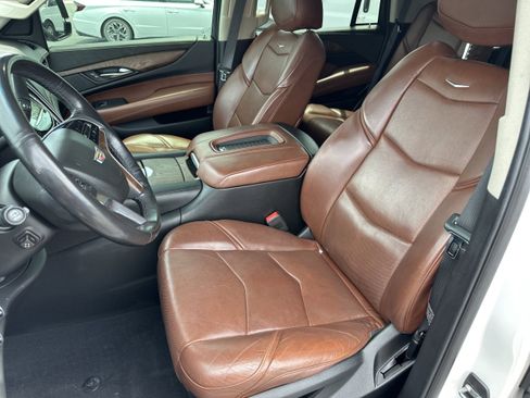 Used 2018 Cadillac Escalade Luxury AWD/4WD image 25