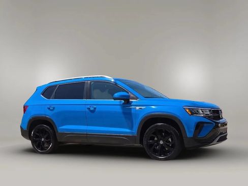 Used 2022 Volkswagen Taos SE w/ Panoramic Sunroof Package FWD image 6