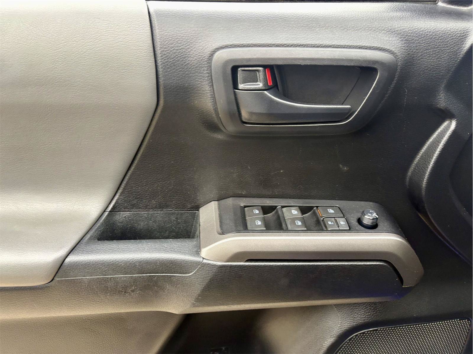 Used 2022 Toyota Tacoma SR5 RWD image 15