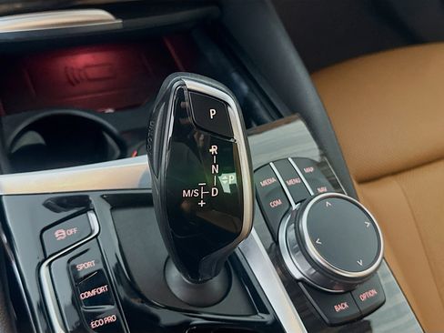 Used 2022 BMW 530i w/ Premium Package image 25