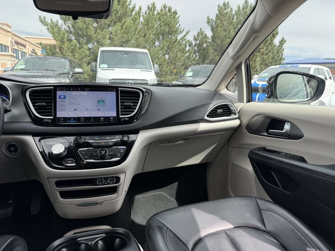 Used 2024 Chrysler Pacifica Touring-L FWD image 24