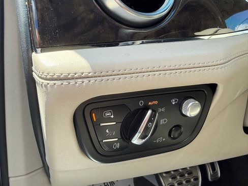 Used 2020 Bentley Bentayga Plug-In Hybrid AWD/4WD image 37