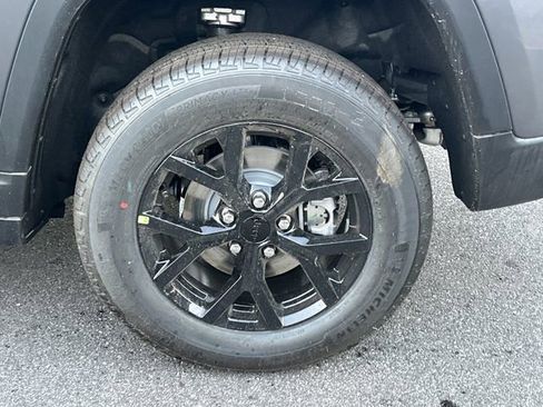 New 2025 Jeep Grand Cherokee Altitude image 18