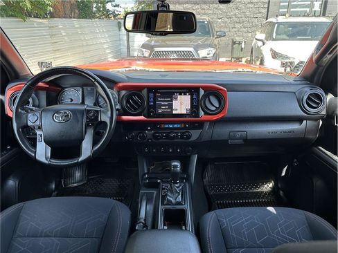 Used 2017 Toyota Tacoma TRD Off-Road w/ Premium & Technology Package AWD/4WD image 17