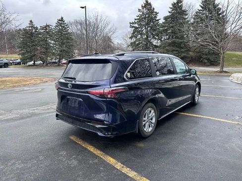 Used 2023 Toyota Sienna XSE w/ XSE Plus Package image 3