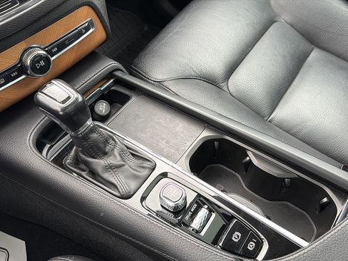 Used 2021 Volvo XC90 T6 Momentum w/ Climate Package image 23