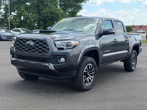 Used 2022 Toyota Tacoma TRD Sport AWD/4WD image 2
