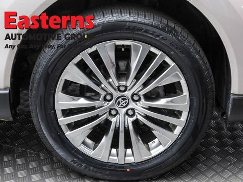 Used 2023 Toyota Venza Limited image 30