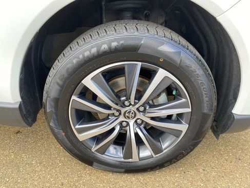 Used 2023 Toyota Venza LE AWD/4WD image 17