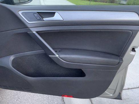 Used 2015 Volkswagen Golf S image 21