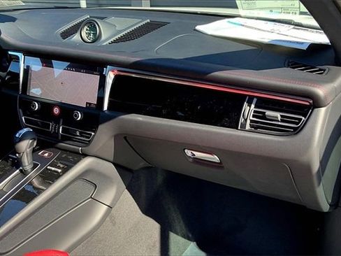 Certified 2026 Porsche Macan image 22