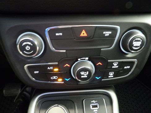 Used 2020 Jeep Compass Latitude w/ Cold Weather Group AWD/4WD image 34