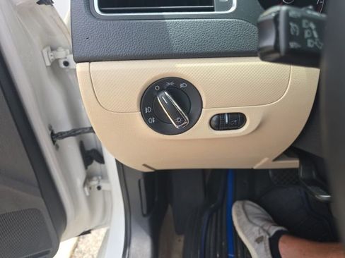 Used 2011 Volkswagen Jetta SE FWD image 12