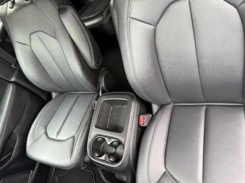 Used 2025 Chrysler Pacifica Select FWD image 16
