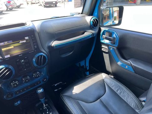 Used 2017 Jeep Wrangler Unlimited Sahara w/ Connectivity Group AWD/4WD image 39