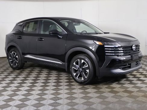Used 2025 Nissan Kicks SV AWD/4WD image 2