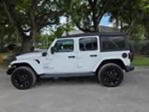 Used 2022 Jeep Wrangler Unlimited Sahara AWD/4WD image 3