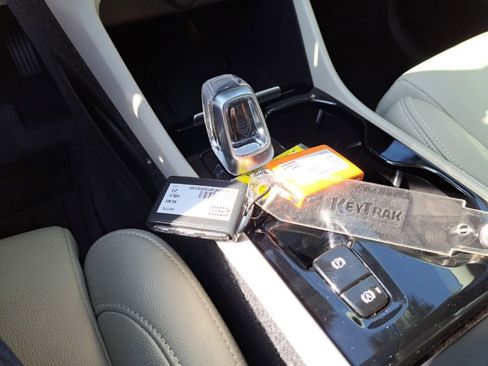 Used 2023 Volvo XC40 B4 Ultimate image 23