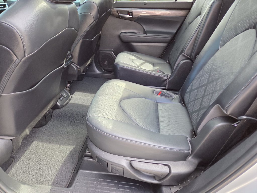 Certified 2022 Toyota Highlander Platinum FWD image 24