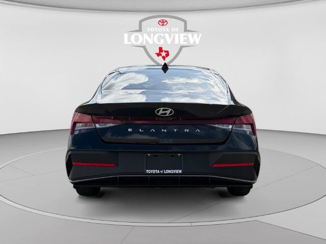 Used 2025 Hyundai Elantra SE FWD image 4