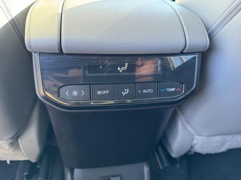 Used 2023 Toyota Highlander XLE image 13