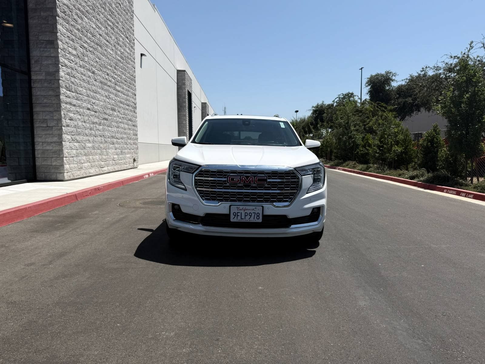 Used 2022 GMC Terrain Denali w/ Denali Premium Package AWD/4WD image 2