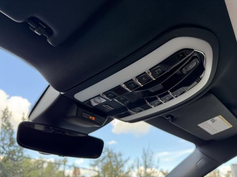 Used 2024 Porsche Macan image 17