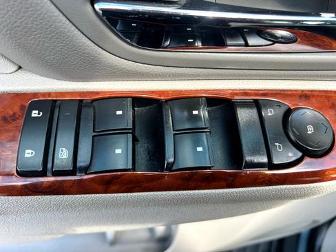 Used 2012 Chevrolet Avalanche LT image 9