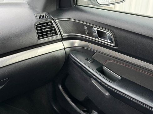 Used 2018 Ford Explorer XLT w/ XLT Appearance Package image 15