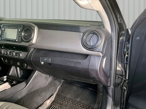 Used 2017 Toyota Tacoma SR5 w/ Tow Package AWD/4WD image 12