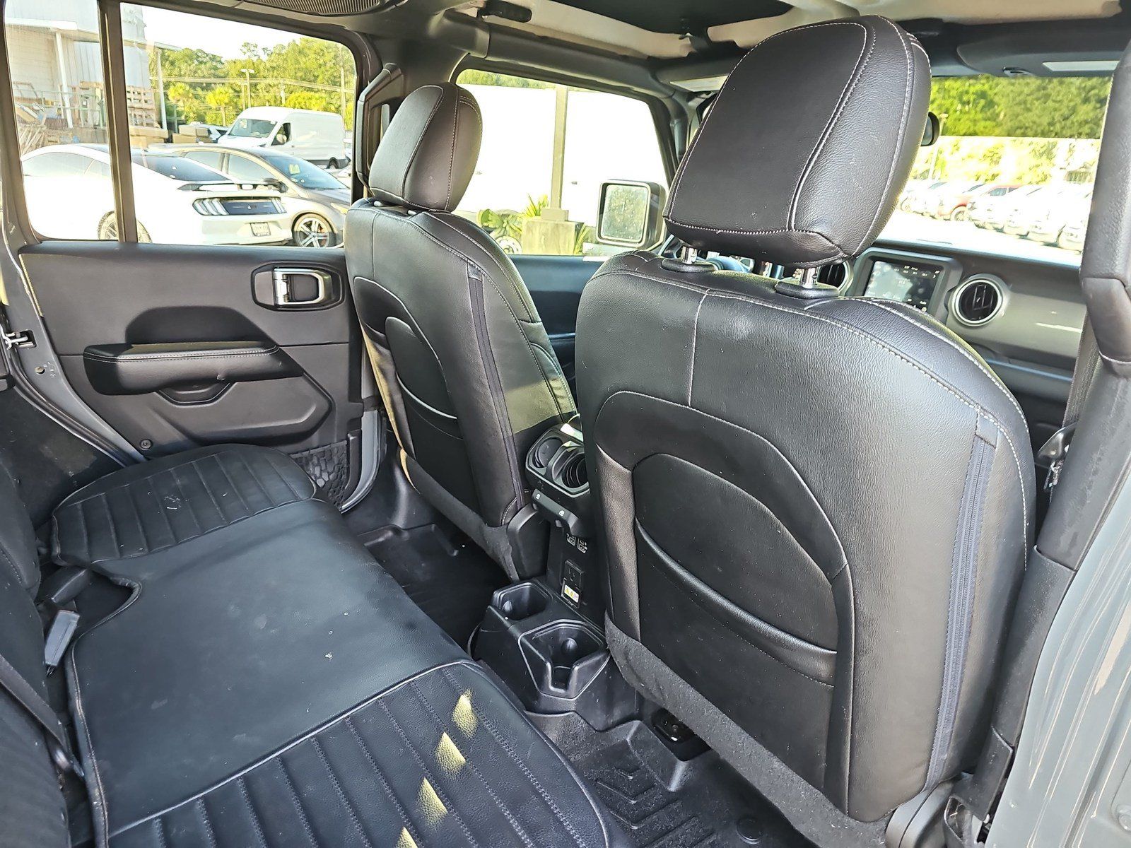 Used 2018 Jeep Wrangler Unlimited Sahara AWD/4WD image 11