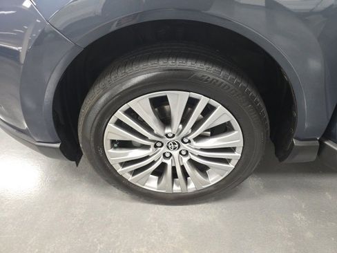 Certified 2021 Toyota Venza XLE image 28
