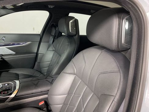 Used 2024 BMW 760i xDrive image 8