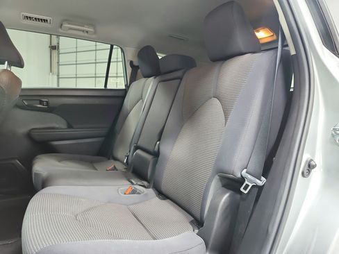 Used 2021 Toyota Highlander LE AWD/4WD image 11
