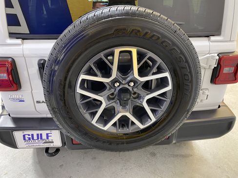 Used 2025 Jeep Wrangler Sahara image 13