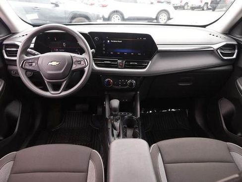 Used 2025 Chevrolet TrailBlazer LT AWD/4WD image 19