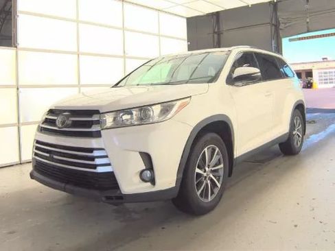 Used 2019 Toyota Highlander XLE AWD/4WD image 1
