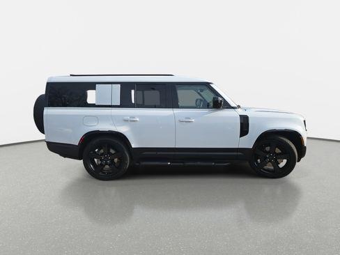 New 2026 Land Rover Defender 130 X-Dynamic SE image 4