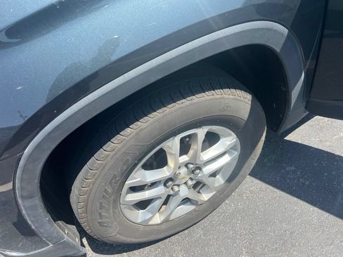 Used 2018 Chevrolet Traverse LT FWD image 3