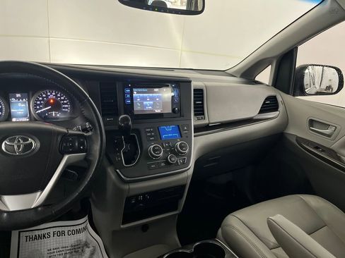 Used 2017 Toyota Sienna XLE image 32