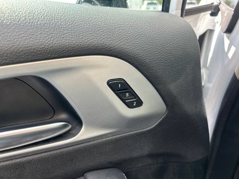 Used 2026 Chrysler Pacifica Limited FWD image 10