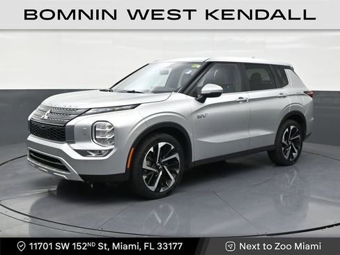 Used 2025 Mitsubishi Outlander SE AWD/4WD image 1