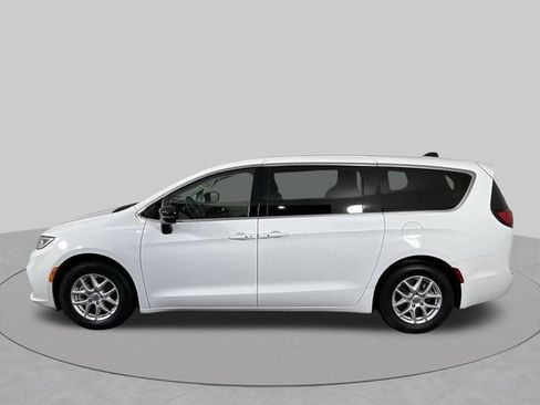 Used 2024 Chrysler Pacifica Touring-L FWD image 13