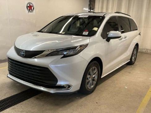 Used 2022 Toyota Sienna XLE FWD image 1