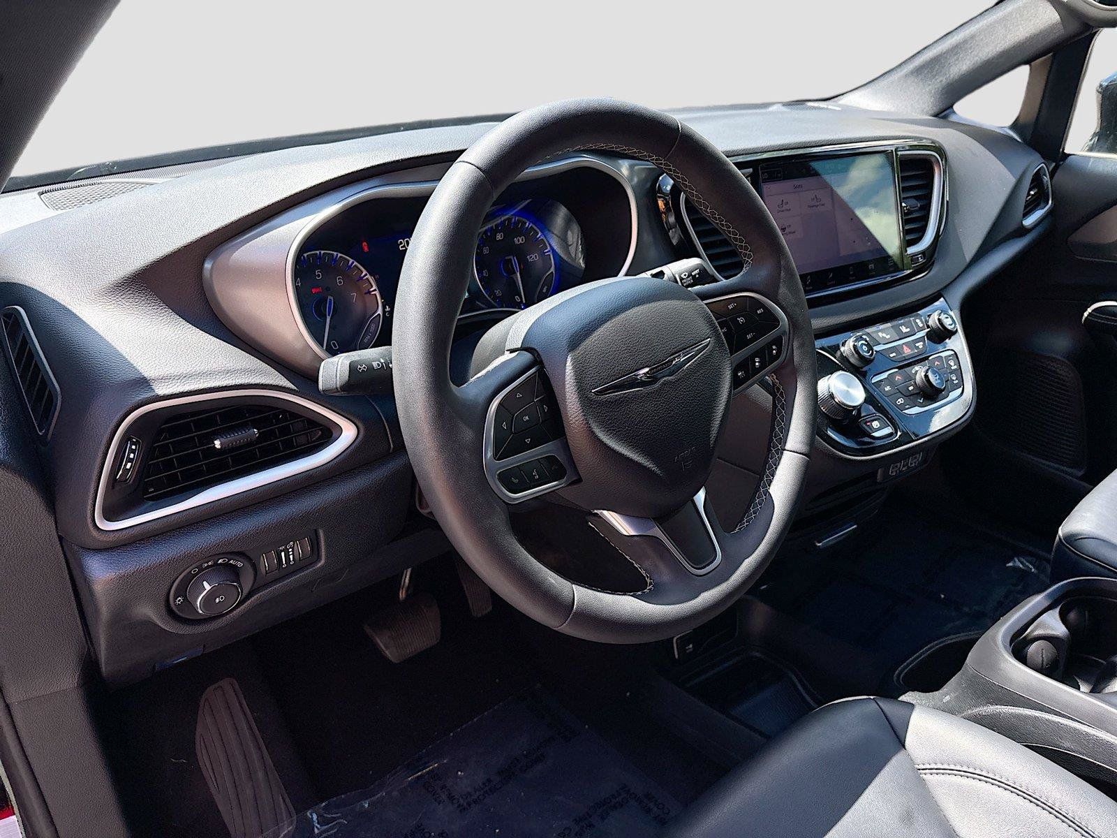 Used 2025 Chrysler Pacifica Select FWD image 9