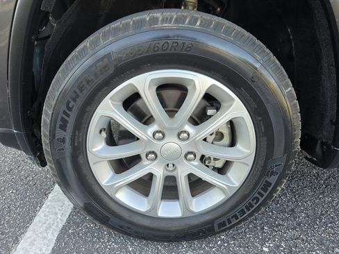 Used 2021 Jeep Grand Cherokee Laredo AWD/4WD image 39