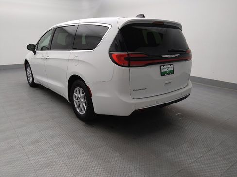 Used 2023 Chrysler Pacifica Touring-L FWD image 5